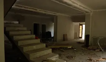 Opuszczone naczepy ciężarówek z budynkami