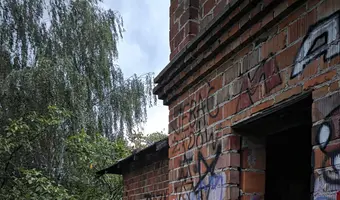 Niedokończona Willa i domek obok