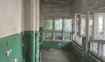 Opuszczony budynek przy torach