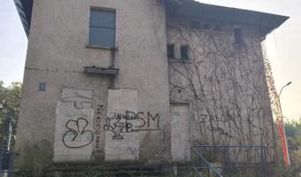 Opuszczony dom w którym sprzedawano bilety.