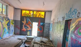 Opuszczona jednostka wojskowa i ruiny fortu