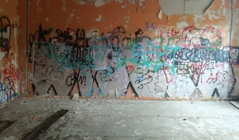 Niedokończona Willa i domek obok