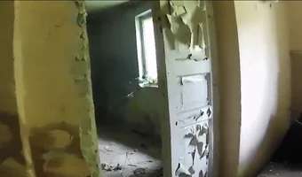 Opuszczony dom z pozostałościami