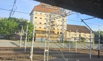 Opuszczony budynek przy torach