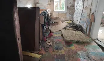 Opuszczony dom z dziwną postacią w kuchni - zdjęcie 2/7