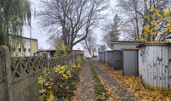 Opuszczone lokomotywy manewrowe.