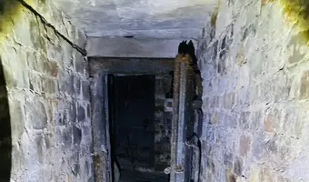 Zewnętrzne wejście do piwnicy pod blokiem