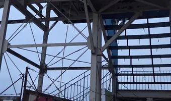 Opuszczona zjeżdżalnia na plaży