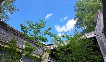 dwa opuszczone domki