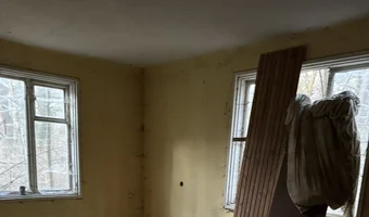 Opuszczony dom z basenem