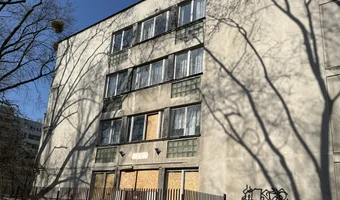 Dwie opuszczone kamienice na osiedlu