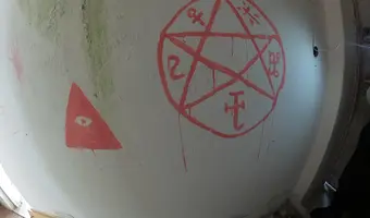 Opuszczony dom na skraju lasu