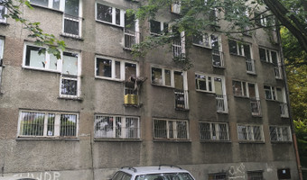 Opuszczony dobrze zachowany blok.