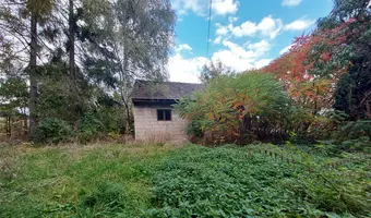 Ceglany dom dwurodzinny z piwnicą i szopą