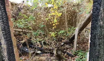 Ruiny domu i stodoły