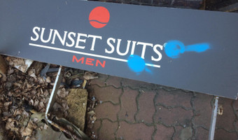 Opuszczony zakład sunset suits