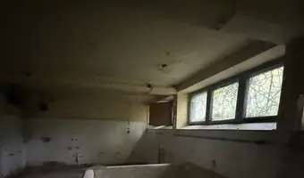 Opuszczony budynek szpitalnej pralni.