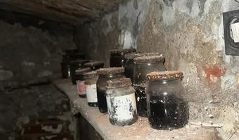 Zabytkowa opuszczona plebania z 1890 roku.