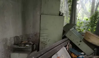 Opuszczony dom z samochodami - zdjęcie 2/4