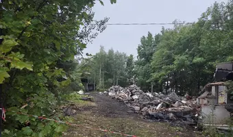 Budynek z wiatą garażową i komórką