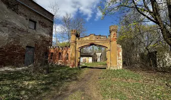 Brama pałacowa z piekarnią i stajnią