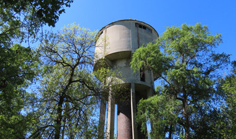 Zrujnowana wieża kolejowa