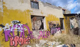 Opuszczony mały budynek w łodzi