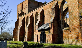 Ruiny średniowiecznego kościoła, Fiszewo,