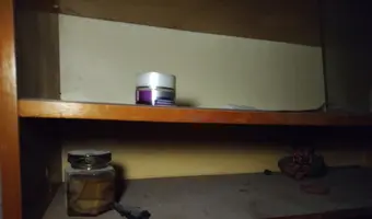 Kamienica z kupą wyposażenia