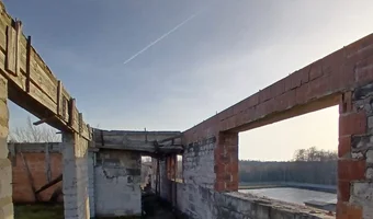 Opuszczony blok i cmentarzysko przyczep kempingowych