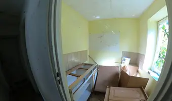 Opuszczony dom na skraju lasu