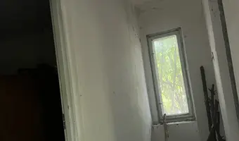 Opuszczony dom z działającym prądem.