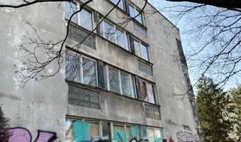 Dwie opuszczone kamienice na osiedlu