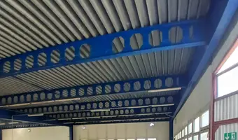 Opuszczona fabryka manekinów i rekwizytów reklamowych
