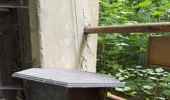 Opuszczony żółty dom