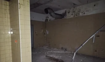 Pozostałości restauracji w sercu parku