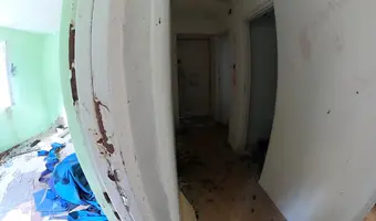Opuszczony dom na skraju lasu