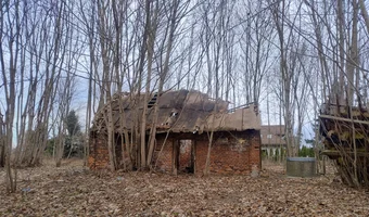 gospodarstwo i zniszczony domek