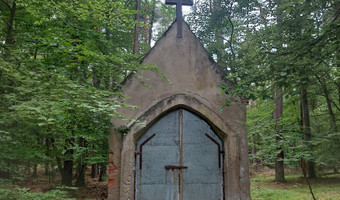 Opuszczona kaplica cmentarna,