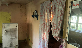 Mały opuszczony domek