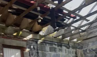 Niedokończony dom z budką ochroniarza