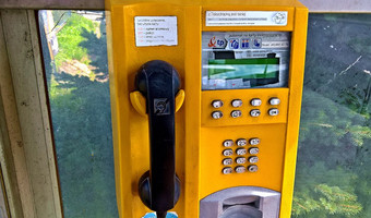 Pozostawiona kabina telefoniczna z automatem w kielcach