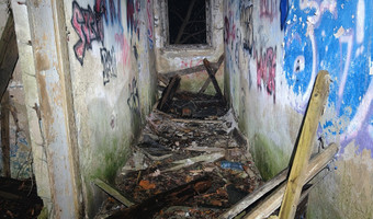 Opuszczony blok obok kładki z wagonami,