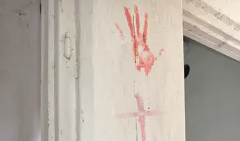 Opuszczony dom na skraju lasu