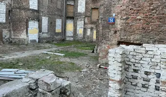 Opuszczona kamienica "spadające tynki" - photo 2/4