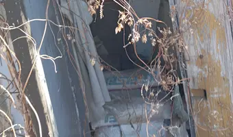 Opuszczony dom z lekko zawalonym dachem
