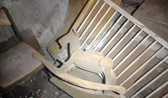 Opuszczona Kamienica z samochodem