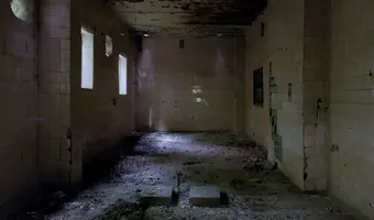 Old canteen with paint - zdjęcie 5/5