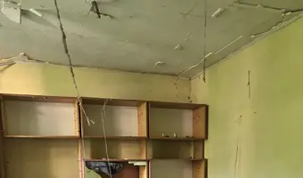 Opuszczony domek i samochód