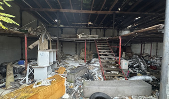 OPUSZCZONY SKLEP Z PŁYTKAMI,